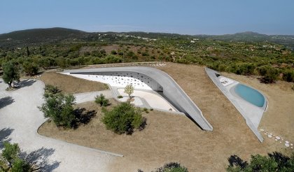 Y-образный загородный дом в Греции от LASSA Architects