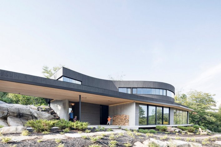 Укромный дом в канадских горах от Alain Carle Architecte