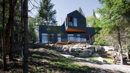 Черный лесной дом. Проект Atelier Boom-Town в Канаде